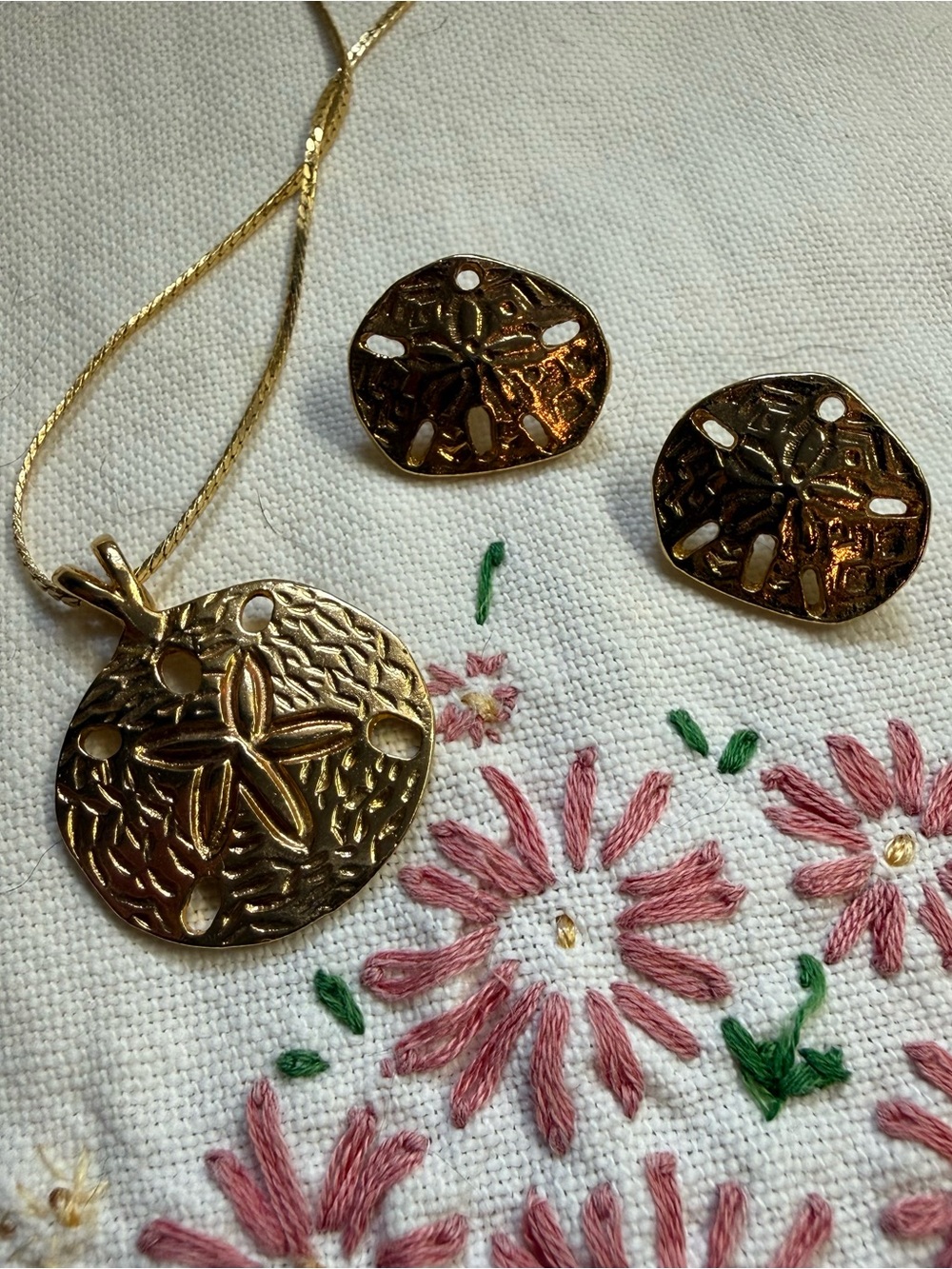 Gold Tone Vintage Style Sand Dollar Pendant Necklace and Stud Earrings Set